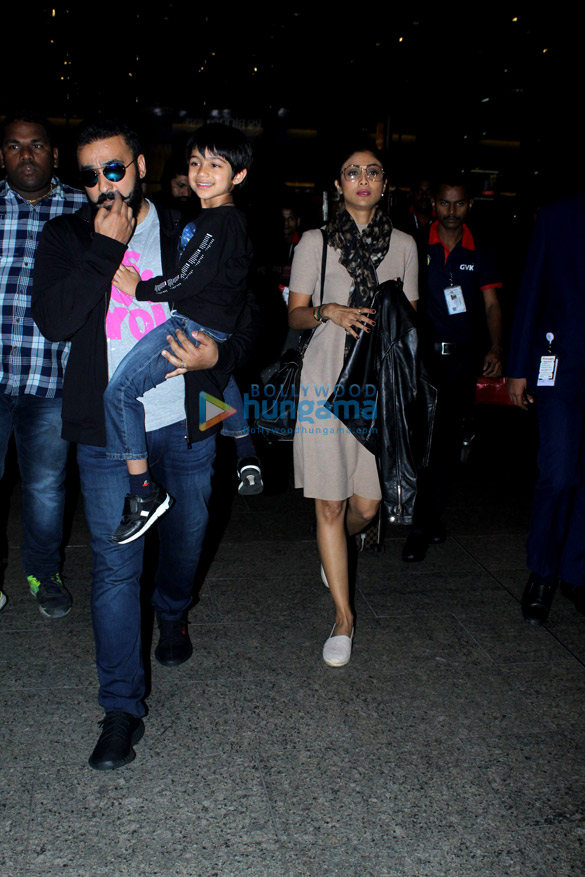 shilpa shetty and family snapped at the airport 5