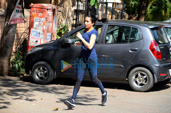 shraddha kapoor spotted jogging in bandra 2