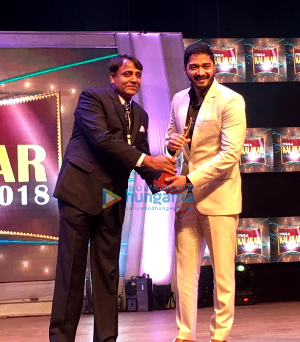 shreyas talpade wins the best debut director award for poster boys at kalakar awards in kolkata 4