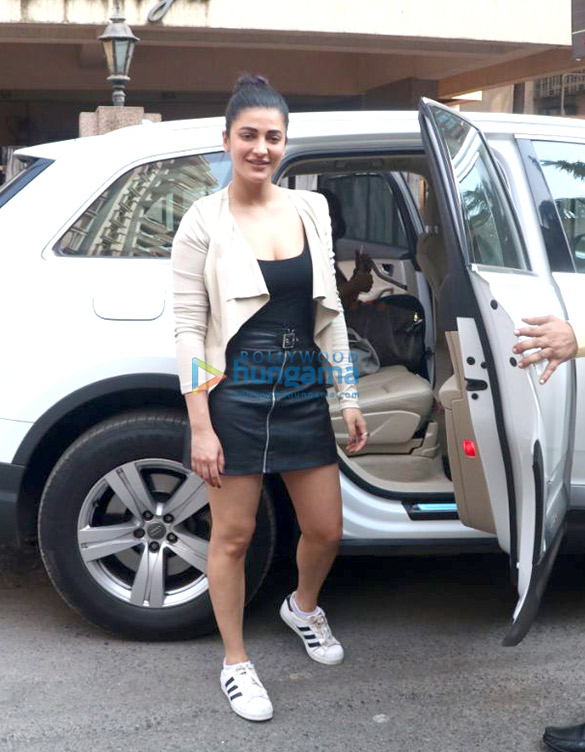 shruti haasan spotted at a friends place in bandra 4