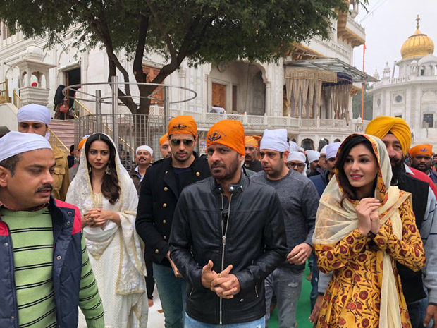 Sidharth Malhotra Manoj Bajpayee Rakul Preet Singh And Pooja Chopra Visit Golden Temple Ahead