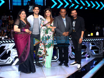 Sidharth Malhotra & Manoj Bajpayee promote 'Aiyaary' on Super Dancer 2
