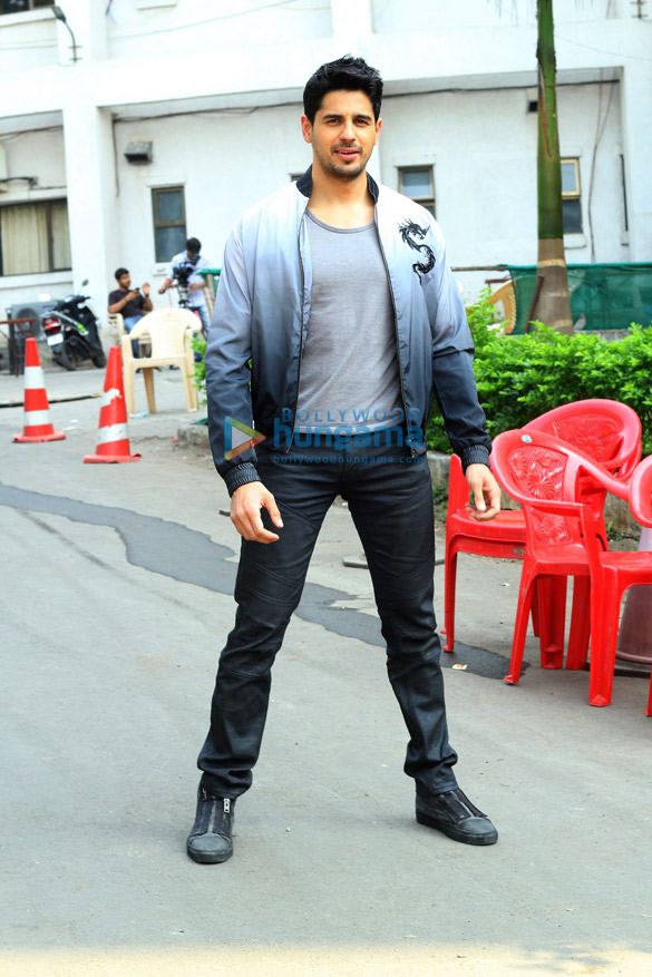 sidharth malhotra manoj bajpayee promote aiyaary on super dancer 2 3