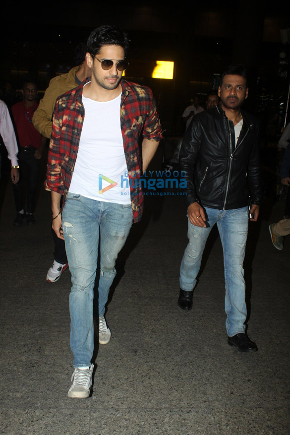 sidharth malhotra rakul preet and others snapped at the airport 5