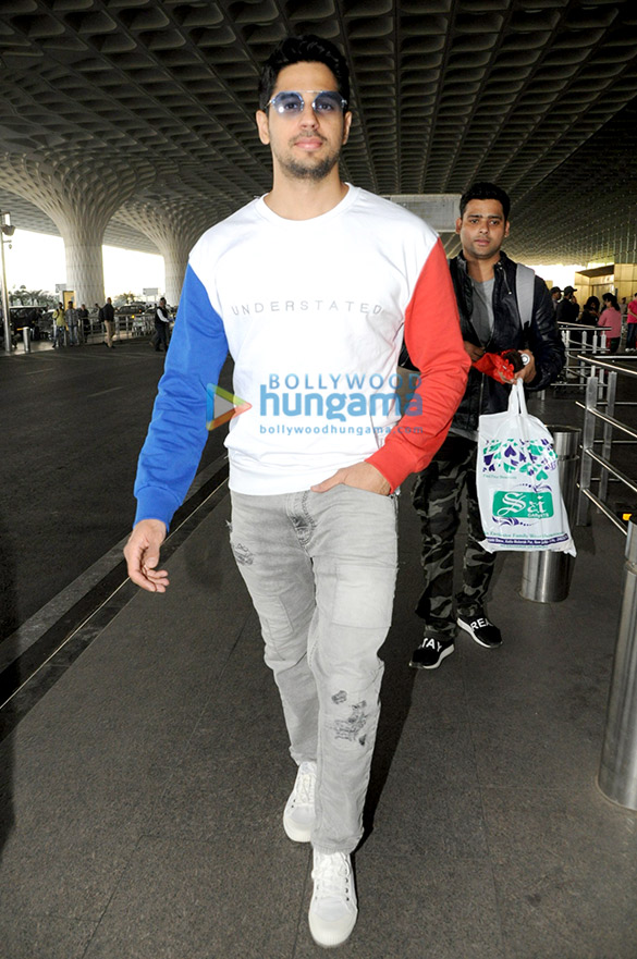 Sidharth Malhotra, Shraddha Kapoor and others snapped at the airport Sidharth Malhotra, Shraddha Kapoor and others snapped at the airport