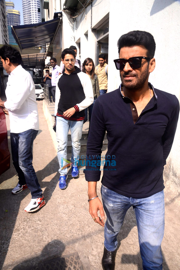 sidharth malhotra and manoj bajpayee snapped in mumbai 4