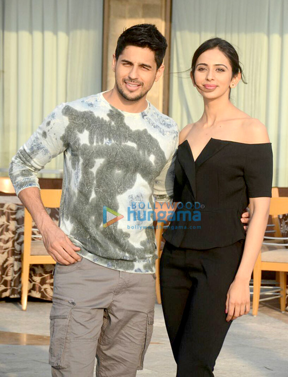 sidharth malhotra and rakul preet snapped at sun n sand in juhu 4