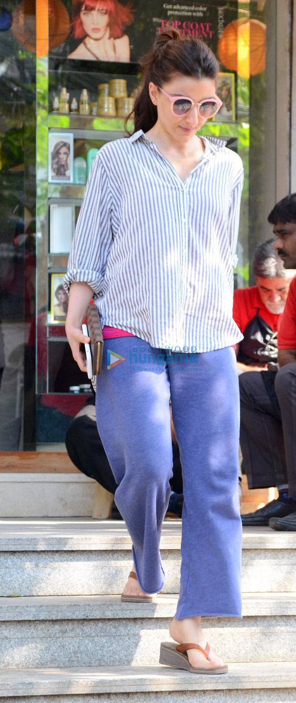 soha ali khan spotted after salon session in bandra 1