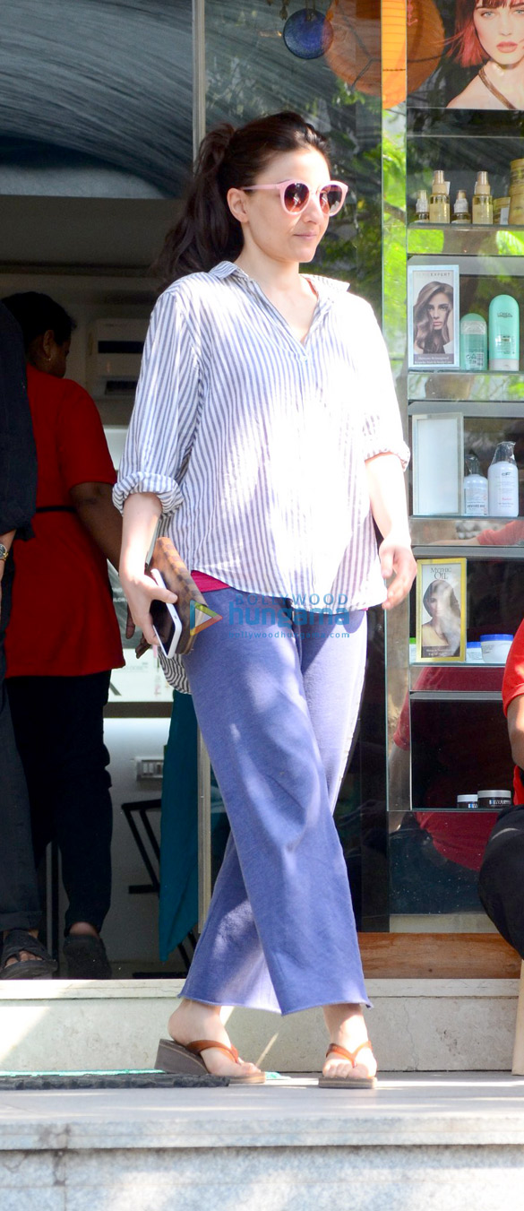 soha ali khan spotted after salon session in bandra 3
