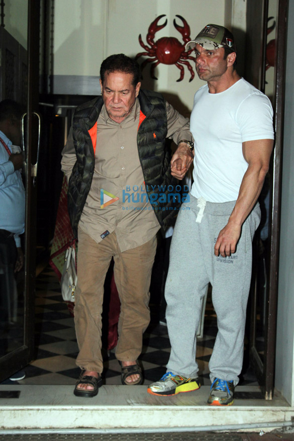 sohail khan and arbaaz khan with family spotted at bastian in bandra 5