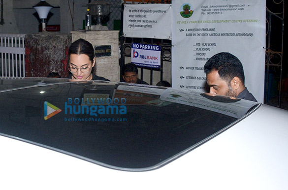 sonakshi sinha spotted at harrys cafe juhu 2