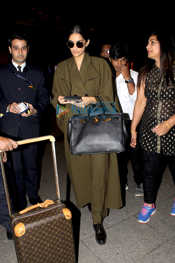 sonam kapoor soha ali khan and kunal khemu snapped at the airport 3