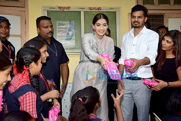 sonam kapoor and r balki snapped promoting their film pad man 2
