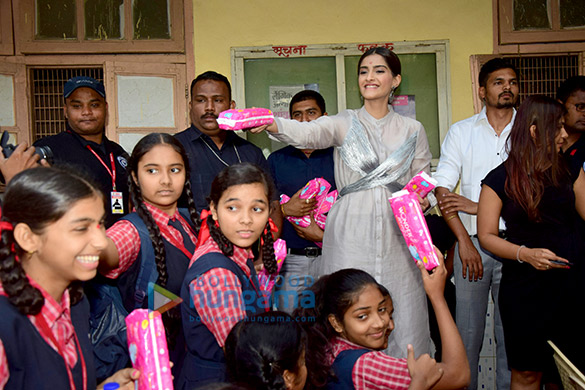 sonam kapoor and r balki snapped promoting their film pad man 8