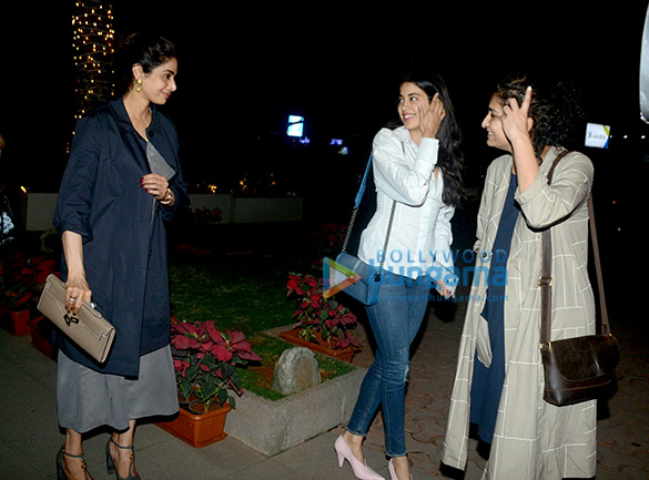 sridevi snapped with family at bkc 5