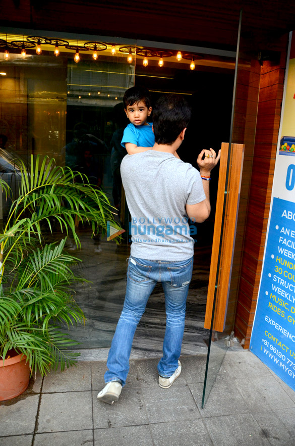 tusshar kapoor snapped with his son laksshya kapoor in mumbai 4