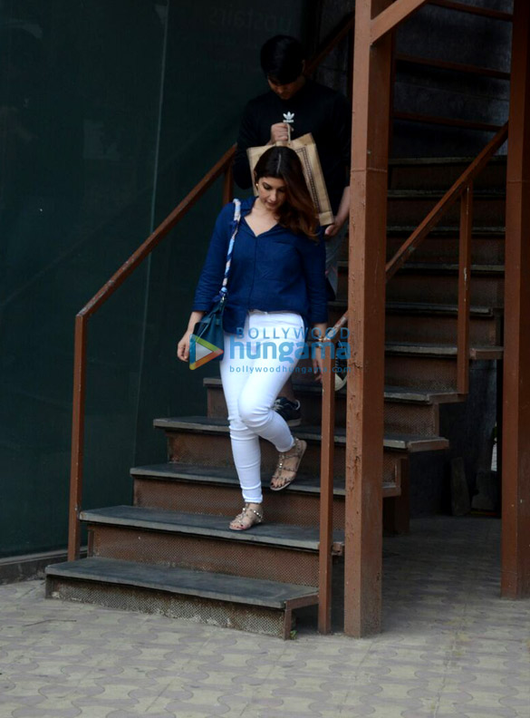 twinkle khanna snapped along with son aarav in juhu 1