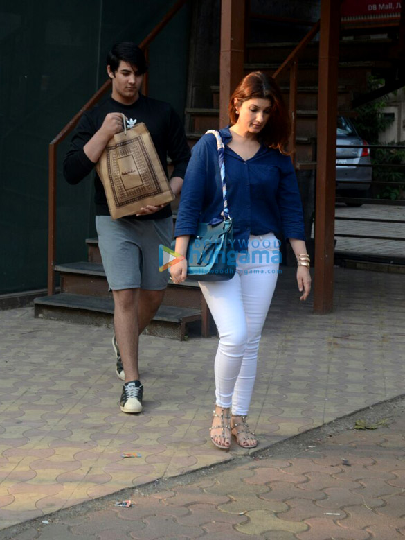 twinkle khanna snapped along with son aarav in juhu 4