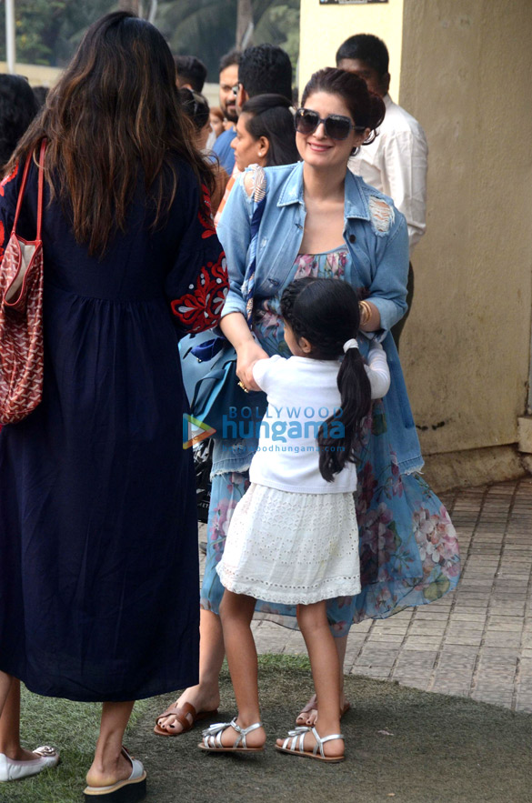 twinkle khanna snapped with nitara at pvr juhu 3