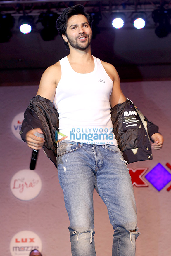 varun dhawan and parineeti chopra graces the lux event 3