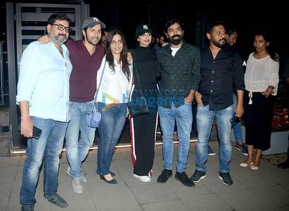 varun dhawan snapped with fans in mumbai 1