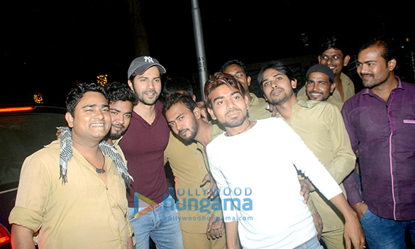 varun dhawan snapped with fans in mumbai 2