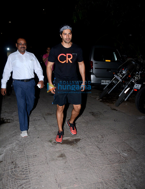 varun dhawan spotted at shoojit sircars office in juhu 4