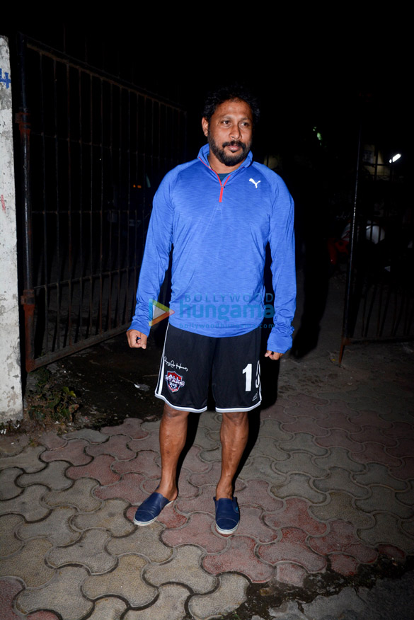 varun dhawan spotted at shoojit sircars office in juhu 5