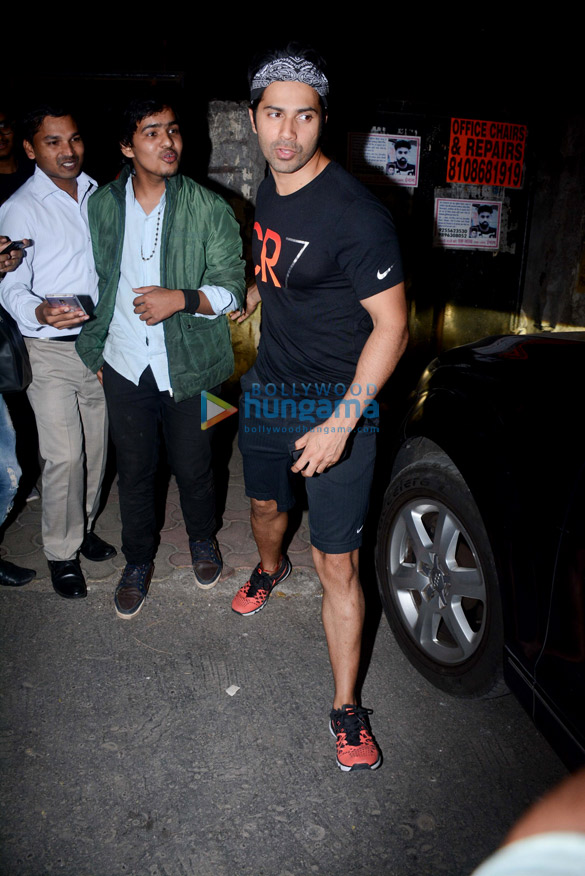 varun dhawan spotted at shoojit sircars office in juhu 6