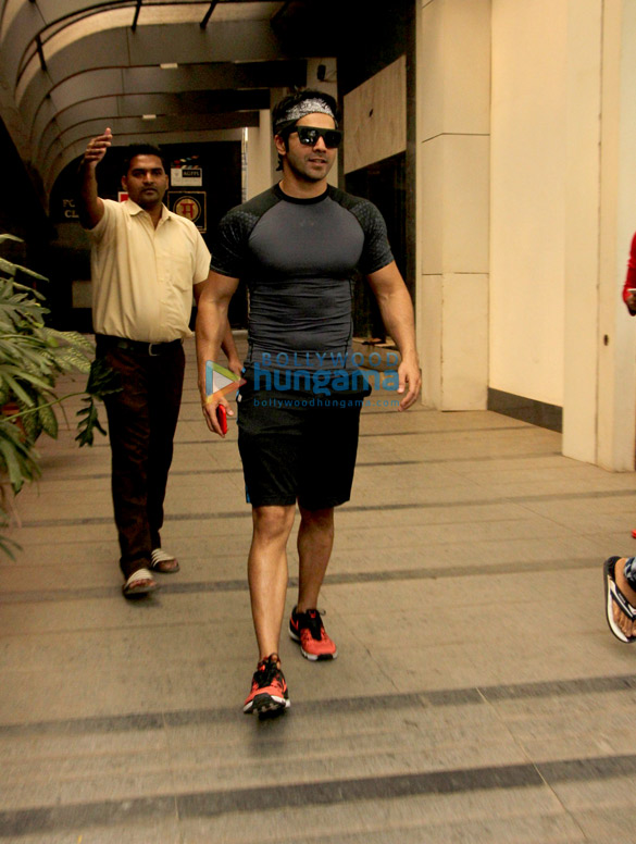 varun dhawan spotted at the gym 4 2