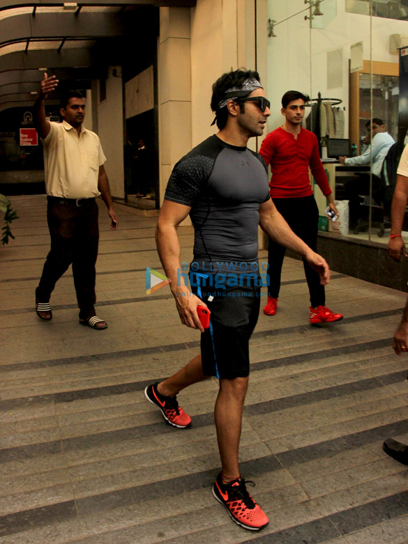 varun dhawan spotted at the gym 5 2