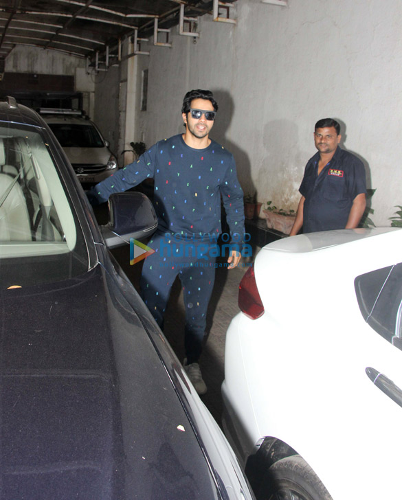 varun dhawan spotted in bandra 2