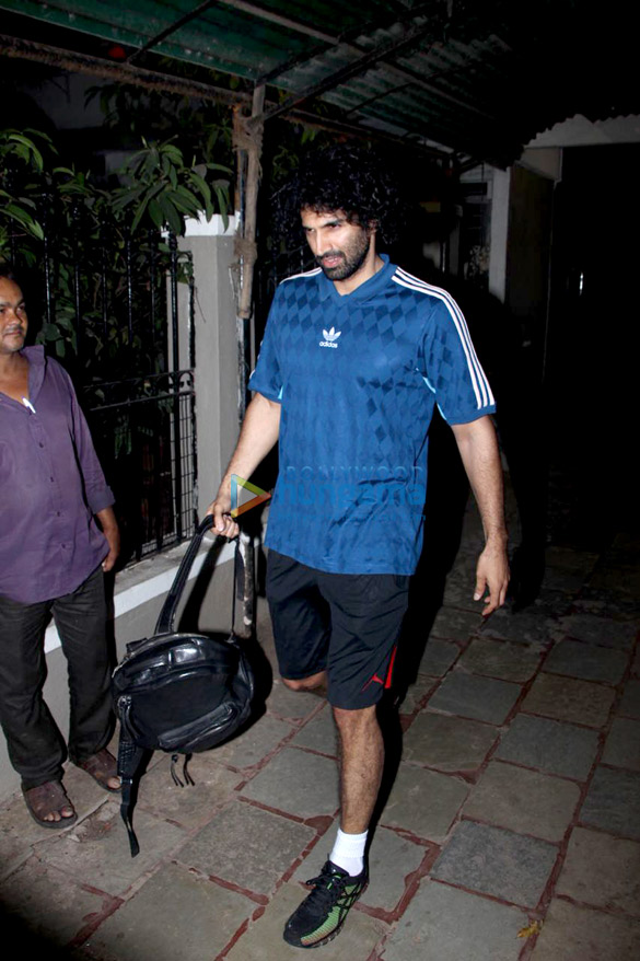 aditya roy kapur snapped at mohit suris office 6