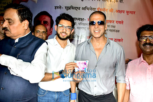 Akshay Kumar and Aaditya Thackeray inaugurate the pad vending machine at Mumbai Central