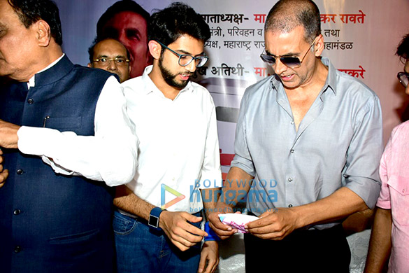 akshay kumar and aditya thackeray inaugurate the pad vending machine at mumbai central 3