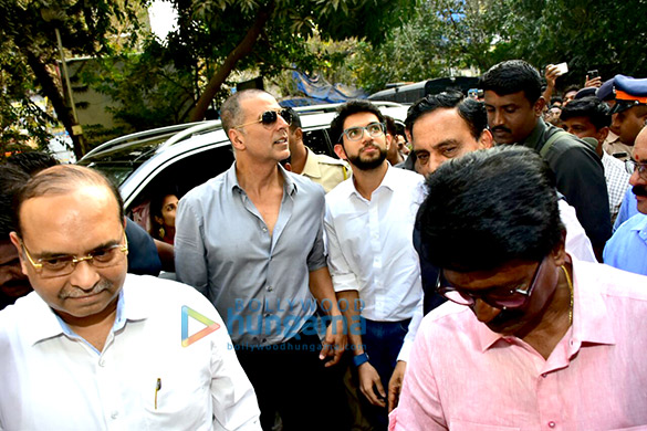 akshay kumar and aditya thackeray inaugurate the pad vending machine at mumbai central 5