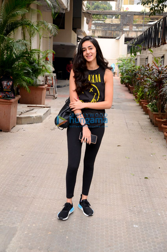 ananya panday spotted after salon session in bandra 06