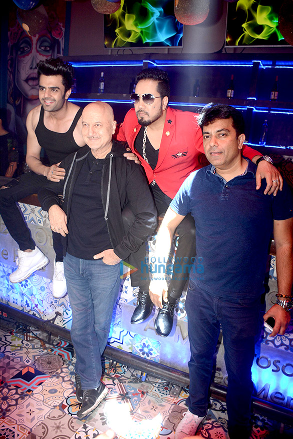 Anupam Kher, Manish Paul, Mika Singh snapped at ‘Baa Baaa Black Sheep’ promotional song shoot Anupam Kher, Manish Paul, Mika Singh snapped at ‘Baa Baaa Black Sheep’ promotional song shoot