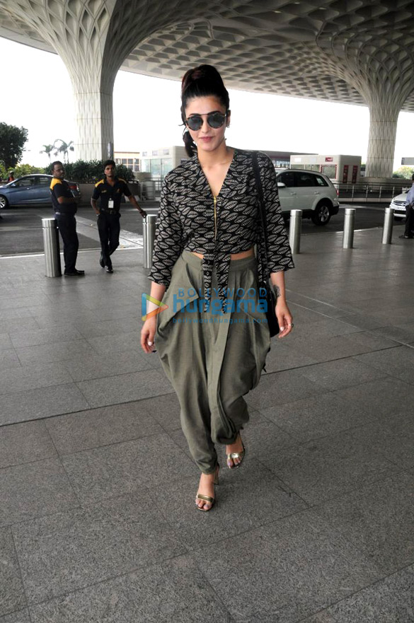 athiya shetty saiyami kher and others snapped at the airport 14