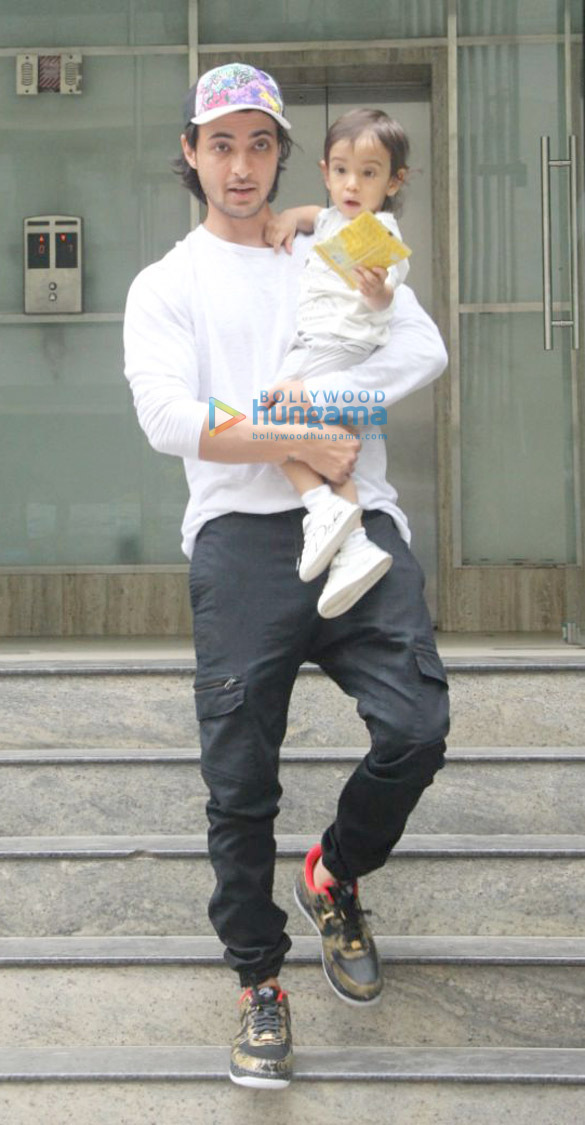 ayush sharma spotted with his son at his school in bandra 2