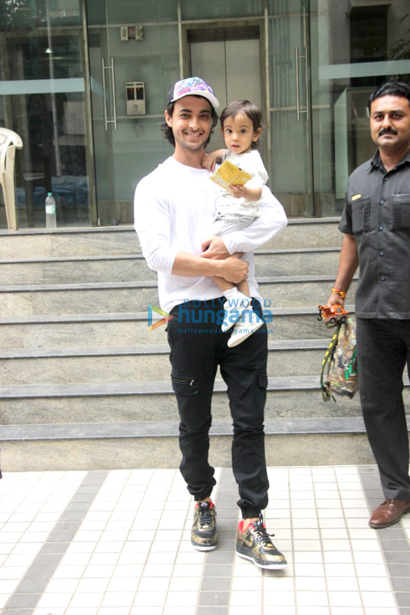 ayush sharma spotted with his son at his school in bandra 5
