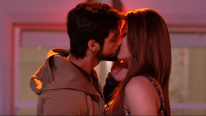 Badnamiyan (Hate Story IV)