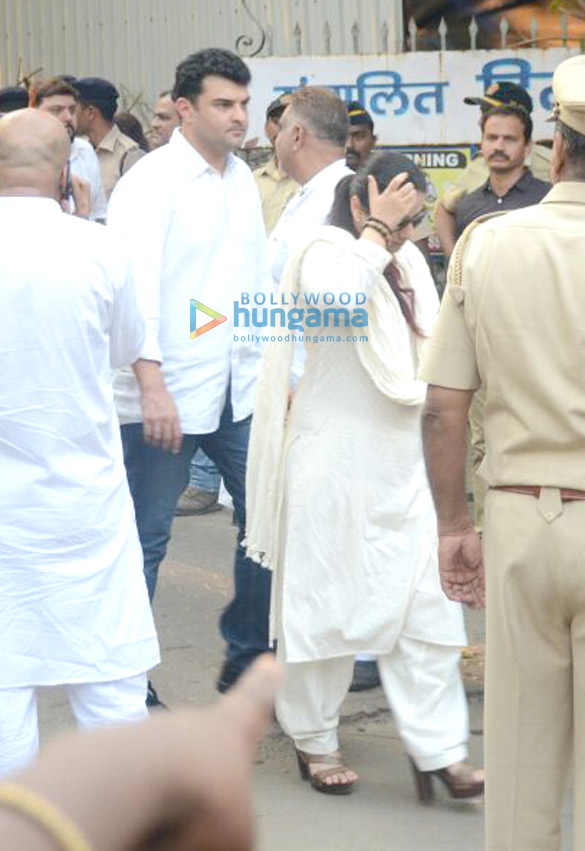 celebs attend sridevis cremation ceremony at seva samaj crematorium and hindu cemetery in vile parle mumbai 001 6