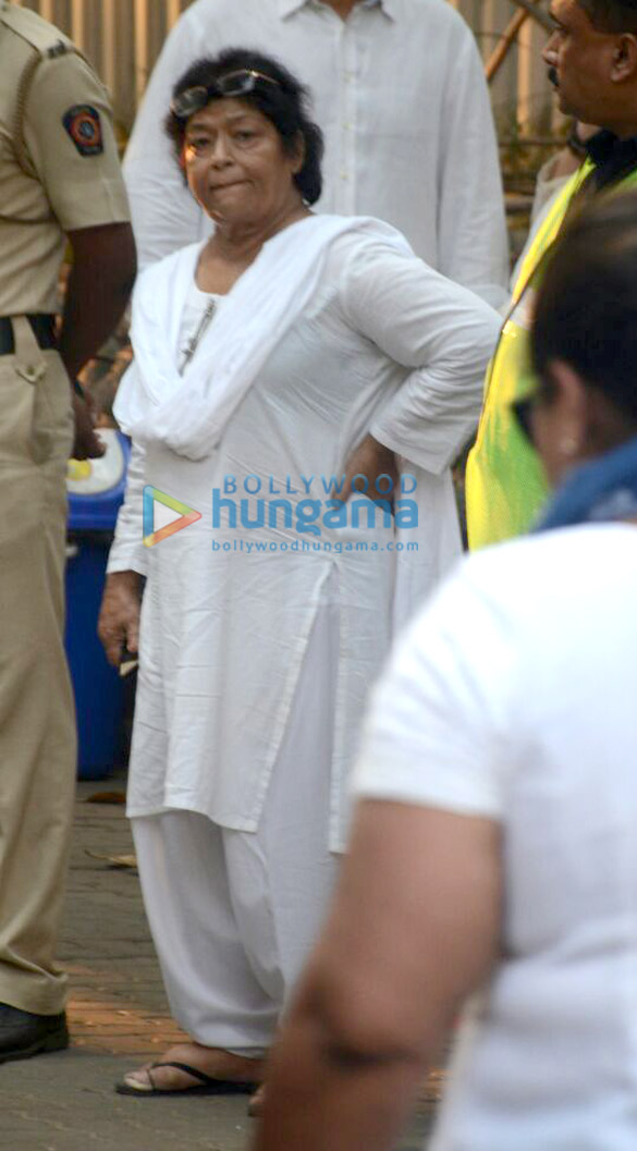 celebs attend sridevis cremation ceremony at seva samaj crematorium and hindu cemetery in vile parle mumbai 001 8
