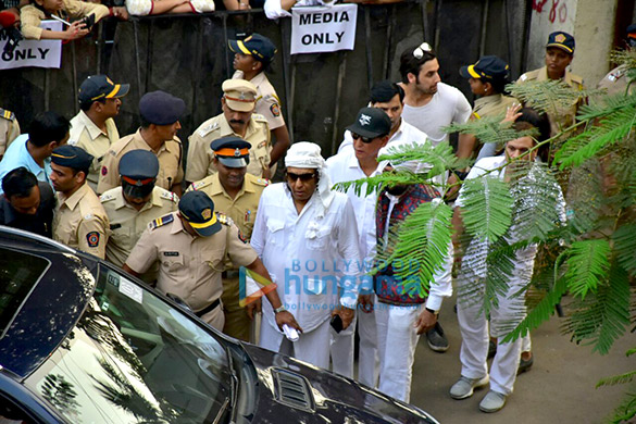celebs attend sridevis cremation ceremony at seva samaj crematorium and hindu cemetery in vile parle mumbai 009 5