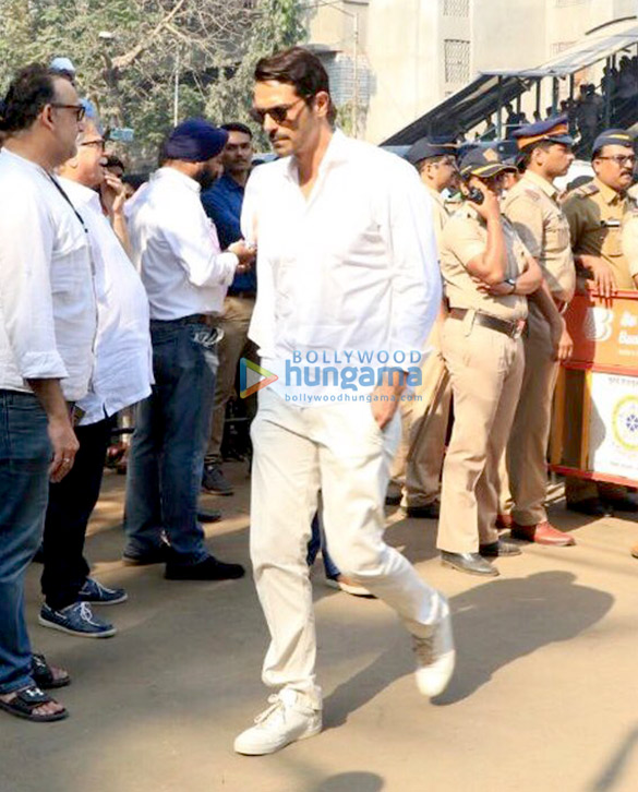 celebs attend sridevis cremation ceremony at seva samaj crematorium and hindu cemetery in vile parle mumbai 2