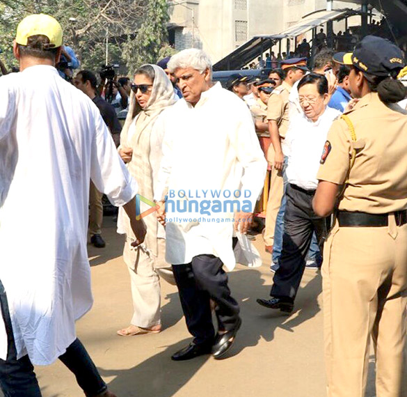celebs attend sridevis cremation ceremony at seva samaj crematorium and hindu cemetery in vile parle mumbai1