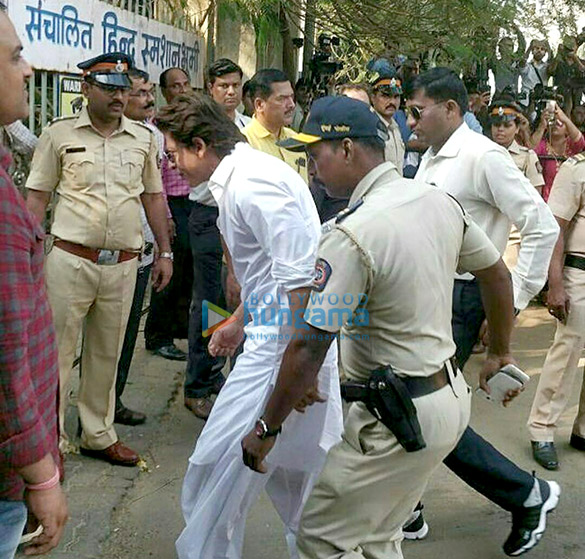 celebs attend sridevis cremation ceremony at seva samaj crematorium and hindu cemetery in vile parle mumbai6