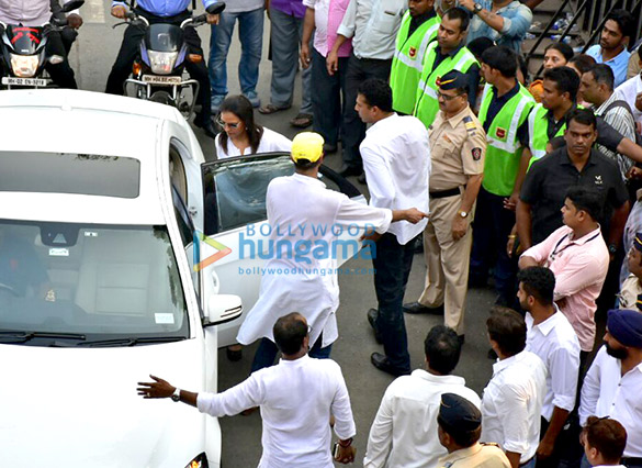 celebs attend sridevis cremation ceremony at seva samaj crematorium and hindu cemetery in vile parle mumbai 005 3
