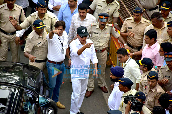 celebs attend sridevis cremation ceremony at seva samaj crematorium and hindu cemetery in vile parle mumbai 005 5